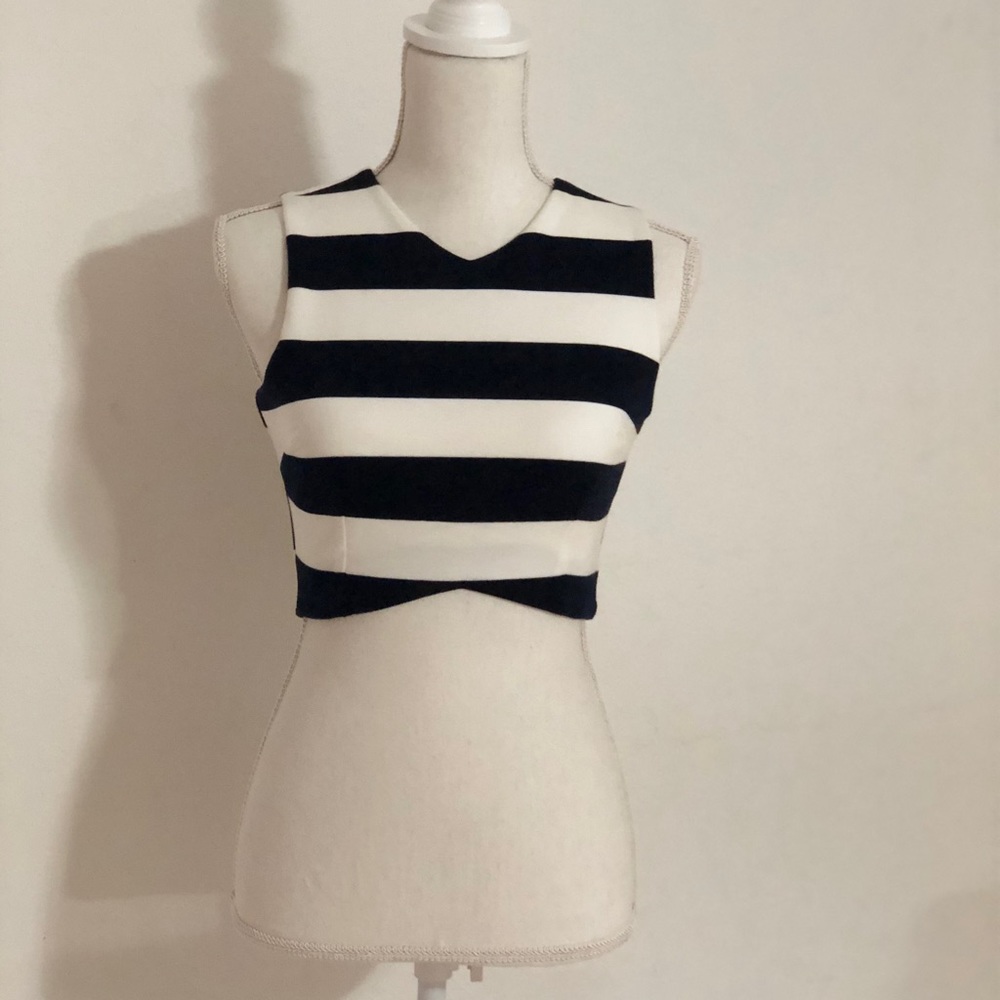Crop top in navy blue and white w/ exposed zipper
